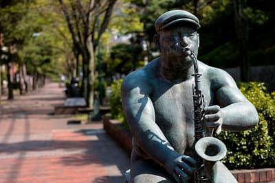 Statue of a man playing saxophone