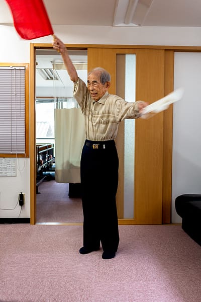 Hiro Kazushi demonstrates flag semaphore